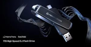 Das Sandisk® DJ Flash Drive wurde auf Kompatibilität mit Pioneer DJ- und AlphaTheta-Hardware sowie rekordbox-Software getestet und optimiert.